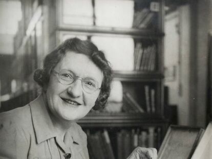 Cynthia Longfield Roberts, conocida como  'Madame Libélula', con una colección de insectos en octubre de 1947.