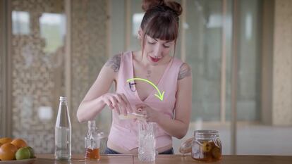 La desarrolladora de bebidas Esther Merino con un refresco de cáscaras de limón.