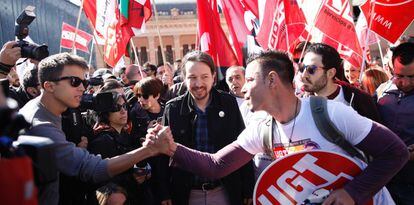 Pablo Iglesias junto a los trabajadores de Ferrovial antes de la manifestaci&oacute;n del 1 de mayo en Atocha. 