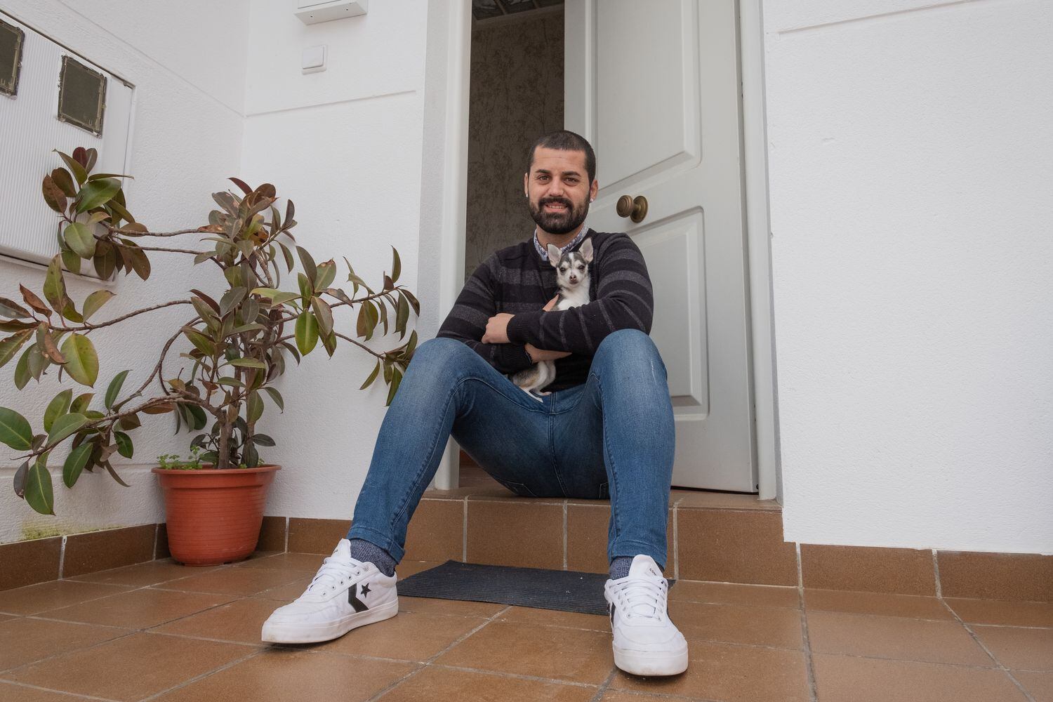 Pepe Paredes junto a su mascota en Torremejía (Badajoz).