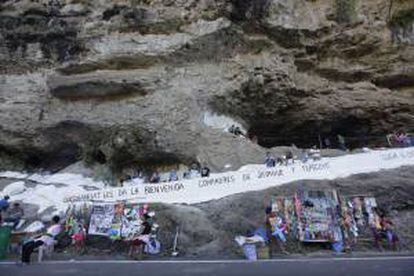 Fotografía de este 25 de noviembre de 2012 de visitantes en las cuevas de Cumpas, una excavación natural, ubicada en el municipio de Cuisnahuat a unos 66 kilómetros al oeste de San Salvador.