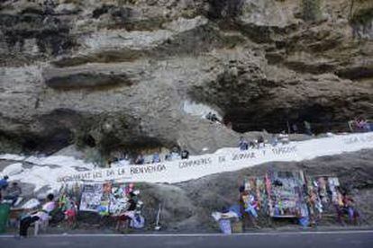 Fotografía de este 25 de noviembre de 2012 de visitantes en las cuevas de Cumpas, una excavación natural, ubicada en el municipio de Cuisnahuat a unos 66 kilómetros al oeste de San Salvador.