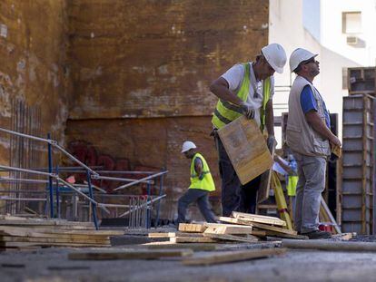 FOTO: Varios obreros trabajan en la construcción de un edificio en Sevilla. Paco Puentes / Videoanálisis de Antonio Maqueda. Paco Puentes / EPV