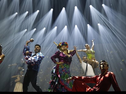 Javier Enguix, Inés León y el elenco de la gala durante el número final de la XV edición de los Premios del Teatro Musical.