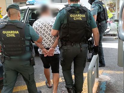 La Guardia Civil acompaña a uno de los detenidos contra la "mafia del cobre".