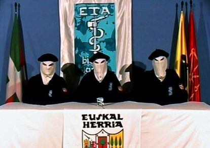 Imagen de 2006 de un v&iacute;deo grabado por tres miembros de la banda terrorista ETA.