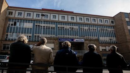 Exalumnos del Colegio El Pilar de los Maristas en Vigo, delante del centro educativo donde denuncian que sufrieron abusos sexuales cuando eran menores por parte de profesores religiosos.