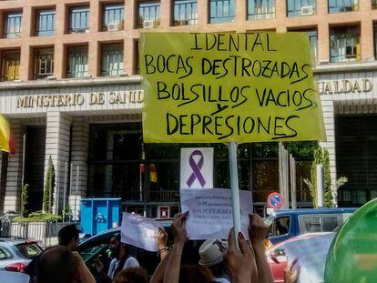 Afectados por el cierre de iDental protestan frente al Ministerio de Sanidad en Madrid. 