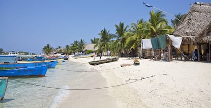 Chiringuitos al borde del agua en cayo Chachauate, en los Cayos Cochinos (Honduras).