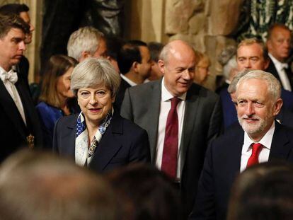 Theresa May junto a Jeremy Corbyn, hoy en la apertura de la legislatura.