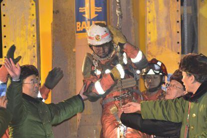 Un equipo rescata a uno de los trabajadores atrapados en la una mina de Pingyi. 