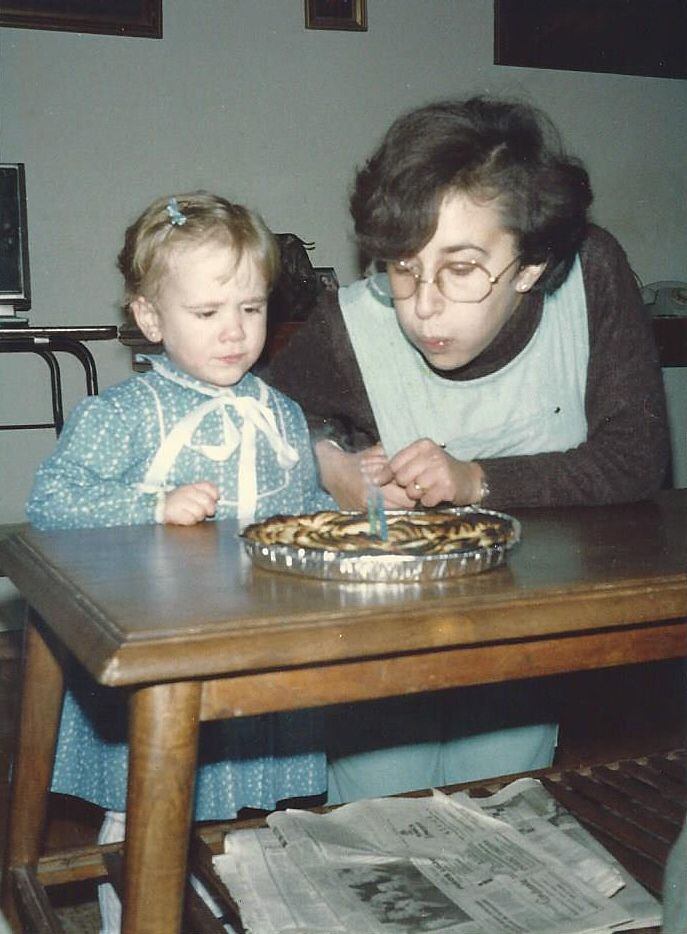 Chus Añón sopla las velas del segundo cumpleaños de su hija, Natalia Junquera (autora de este artículo), en diciembre de 1983. 