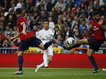 Cristiano lanza para anotar el primer gol del Madrid, y primero suyo, entre Cejudo y Dami&agrave;