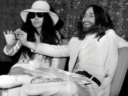 John Lennon y Yoko Ono, en Londres en 1969.