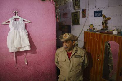 Jesús Torres posa con su uniforme de miliciano en su casa del barrio Unión, en Caracas.