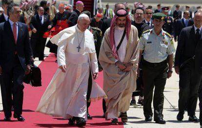 El papa recibido a su llegada por el pr&iacute;ncipe jordano Prince Ghazi.