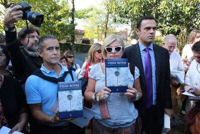 Jorge Mota, Consuelo Ordóñez y Rubén Múgica entregaron el libro <i>Vidas rotas</i> a los invitados extranjeros.