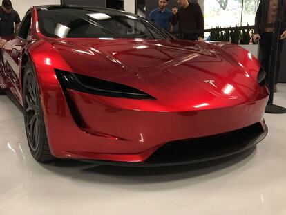 Un extraño prototipo del Roadster 2 aparece en las oficinas de Tesla