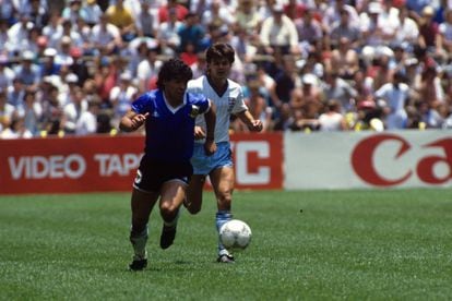 Maradona es seguido por Steve Hodge durante el partido entre Argentina e Inglaterra en el Mundial de México 86.