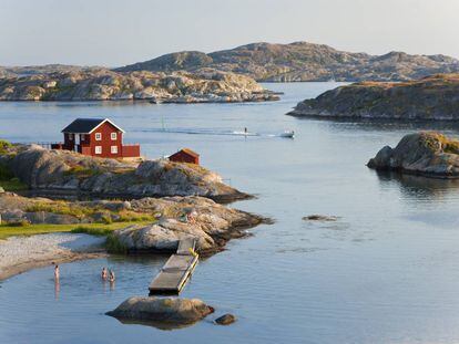 Ba&ntilde;istas en la isla sueca de Tjorn, en la costa oeste de Suecia.