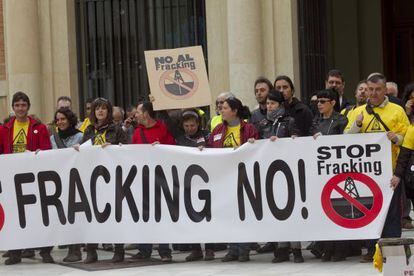 Miembros de la Plataforma Anti Fracking ante la diputaci&oacute;n de Castell&oacute;n.