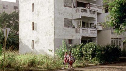Fotograma del documental 'El edificio de los chilenos' (2010). Casas del Proyecto Hogares, iniciativa comunitaria del Movimiento de Izquierda Revolucionaria para el cuidado de los hijos de exiliados chilenos en Europa.