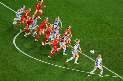 Jugadoras suizas y españolas, en un momento del partido.