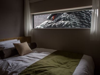 El ojo de una réplica de Godzilla de 12 metros de alto se cuela por la ventana de un hotel en Tokio.