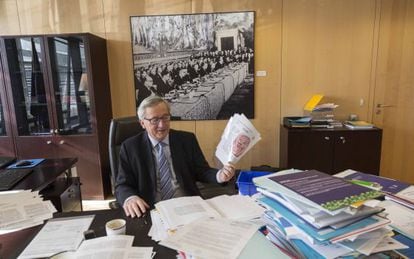 Juncker, sostiene una copia de una entrevista anterior con EL PAÍS, en su despacho en Bruselas la semana pasada.