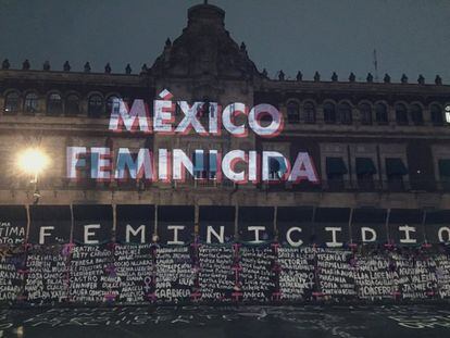 Una proyección en la fachada del Palacio Nacional de México en señal de protesta por el cerco del edificio ante el 8 de marzo.
