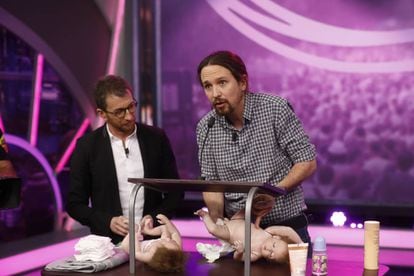 El presentado de 'El Hormiguero', Pablo Motos, y el líder de Podemos, Pablo Iglesias, durante el programa. 