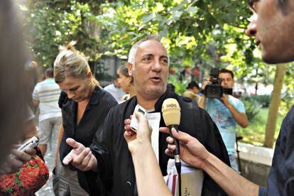 Catalin Dancu, abogado de uno de los seis rumanos acusados por el robo del Kunsthal, atiende a la prensa a la salida de la Corte en Bucarest.