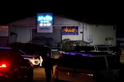 Fuerzas policiales en el escenario de uno de los tiroteos de Half Moon Bay (California).