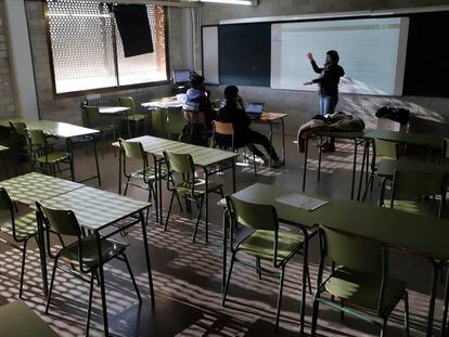 Una clase de un instituto de Barcelona con casi todos los alumnos confinados.