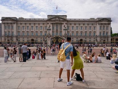 Turistas alrededor del palacio de Buckingham, este miércoles.
