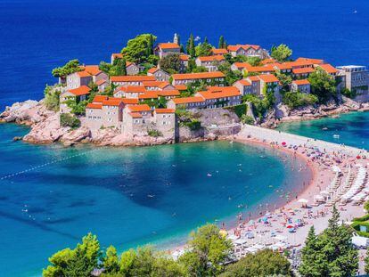La playa y la población de Sveti Stefan, hoy reconvertida en hotel-pueblo en Montenegro.
