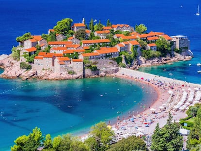 La playa y la población de Sveti Stefan, hoy reconvertida en hotel-pueblo en Montenegro.