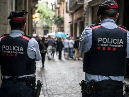Mossos d'Esquadra patrullant per Girona.