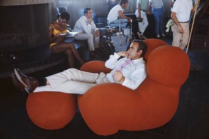 Sean Connery se relaja entre tomas de 'Diamantes para la eternidad', en 1971. La butaca es el famoso diseño Up de Gaetano Pesce.