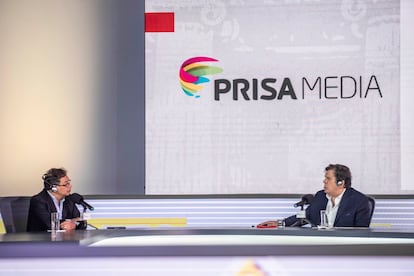 The candidate Gustavo Petro and the presenter Roberto Pombo during their participation in the first debate of candidates for the presidency of Colombia on January 27, 2022.