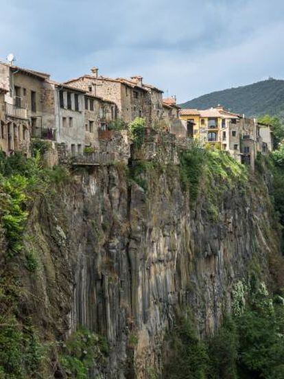 El pueblo de Castellfollit de la Roca, al borde de una pared basáltica de 50 metros de alto, en el parque natural de la zona volcánica de la Garrotxa (Girona).