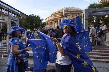 Manifestantes proeuropeos frente al Albert Hall de Londres.