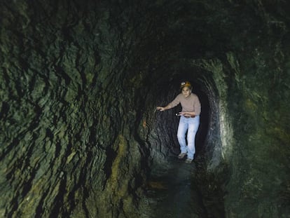 Mertxe Urteaga recorre la galería romana.