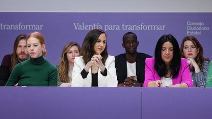 (I-D) La secretaria Organización de Podemos y secretaria de Estado de Agenda 2030, Lilith Verstrynge; la secretaria general de Podemos y ministra de Derechos Sociales y Agenda 2030, Ione Belarra; y la secretaria de Internacional y eurodiputada de Podemos, Idoia Villanueva; en el Consejo Ciudadano Estatal de Podemos, en la sede del partido, a 1 de abril de 2023, en Madrid, (España).  El CCE abordará y debatirá sobre la situación política actual. Belarra denunció ayer una presunta manipulación de los datos del barómetro de opinión del Centro de Investigaciones Sociológicas (CIS) del mes de marzo, con la finalidad de modificar a la baja la estimación de votos de Unidas Podemos para relacionarla con la polémica sobre la Ley 'solo sí es sí'. El último sondeo del CIS arrojó que Unidas Podemos registró la mayor caída entre el conjunto de partidos, pues solo se anotó un 10% de estimación de voto frente al 12,7% de febrero, lo que provocaba la pérdida de la tercera plaza en favor de Vox, que se mantiene en un 10,1%.
01 ABRIL 2023;PODEMOS;UNIDAS PODEMOS;POLÍTICA;
Fernando Sánchez / Europa Press
01/04/2023