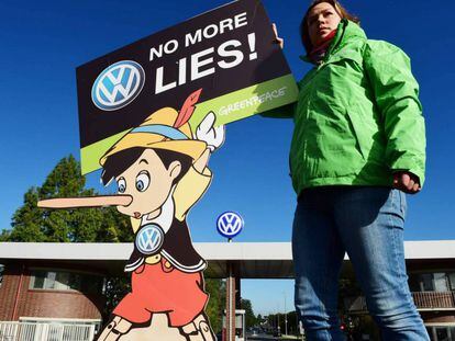 Una activista protesta ante la sede de Volkswagen en Wolfsburg (Alemania).