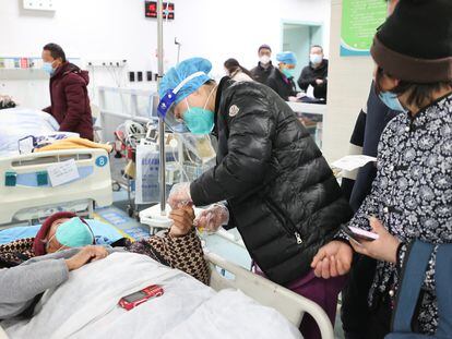 A medical worker attends to a patient at the emergency department of Ganyu District People's Hospital, amid the coronavirus disease (COVID-19) outbreak in Lianyungang, Jiangsu province, China December 28, 2022. China Daily via REUTERS  ATTENTION EDITORS - THIS IMAGE WAS PROVIDED BY A THIRD PARTY. CHINA OUT.