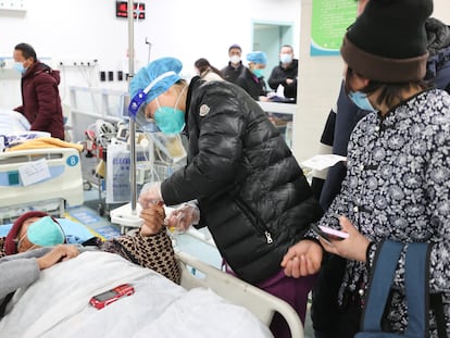 A medical worker attends to a patient at the emergency department of Ganyu District People's Hospital, amid the coronavirus disease (COVID-19) outbreak in Lianyungang, Jiangsu province, China December 28, 2022. China Daily via REUTERS  ATTENTION EDITORS - THIS IMAGE WAS PROVIDED BY A THIRD PARTY. CHINA OUT.