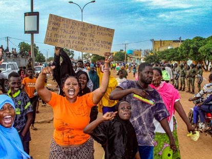 Partidarios de la junta militar de Níger participan en una manifestación frente a una base del ejército francés en la capital, Niamey, el 11 de agosto de 2023.