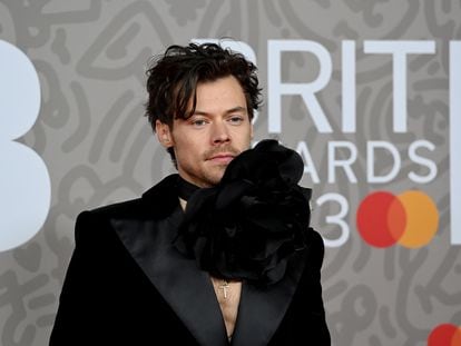Harry Styles posa en la alfombra roja de los premios BRIT en Londres, el 11 de febrero de 2023.