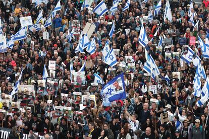 Manifestantes durante el cuarto día de marcha por los rehenes israelíes retenidos por Hamás en Gaza, a la entrada de Jerusalén, el sábado 2 de marzo.